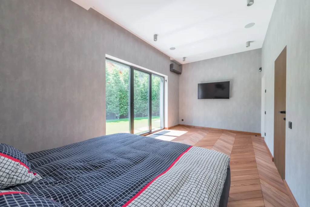 Gap under a closed bedroom door showing clearance above the flooring for airflow